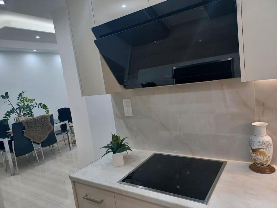 Cozy Renovated Apartment Атина Екстериор снимка